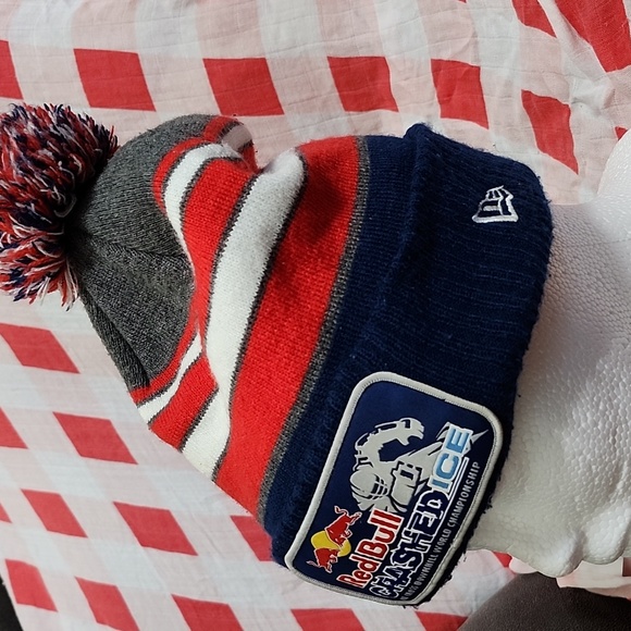 New Era Red Bull Crashed Ice Pom Beanie - Picture 4 of 4
